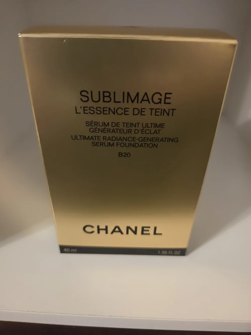 CHANEL Sublimage L'Essence de Teint Serum Foundation - Light (B20)